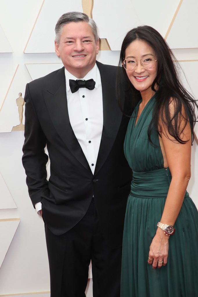Ted Sarandos, co-CEO van Netflix, en Lisa Nishimura, Netflix Vice President, Independent Films and Documentary Features wonen de 94e jaarlijkse Academy Awards bij op 27 maart 2022 in Hollywood.