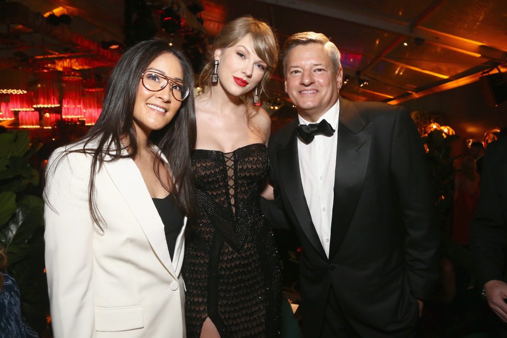 (LR) Lisa Nishimura, Taylor Swift en Netflix Co-CEO Ted Sarandos wonen de Netflix 2019 Golden Globes After Party bij op 6 januari 2019 in Los Angeles.
