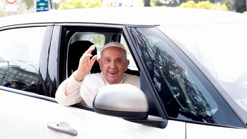 Paus Franciscus keert terug naar huis na een kort verblijf in het ziekenhuis