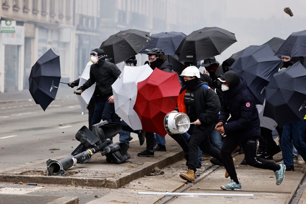 Demonstranten die met open paraplu's zwaaiden, kwamen donderdag in botsing met de politie in Nantes.  