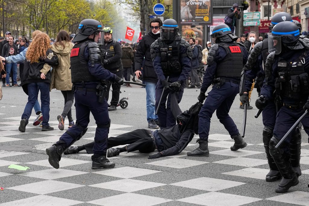De oproerpolitie arresteert een jonge man tijdens een demonstratie op donderdag 6 april 2023 in Parijs. 