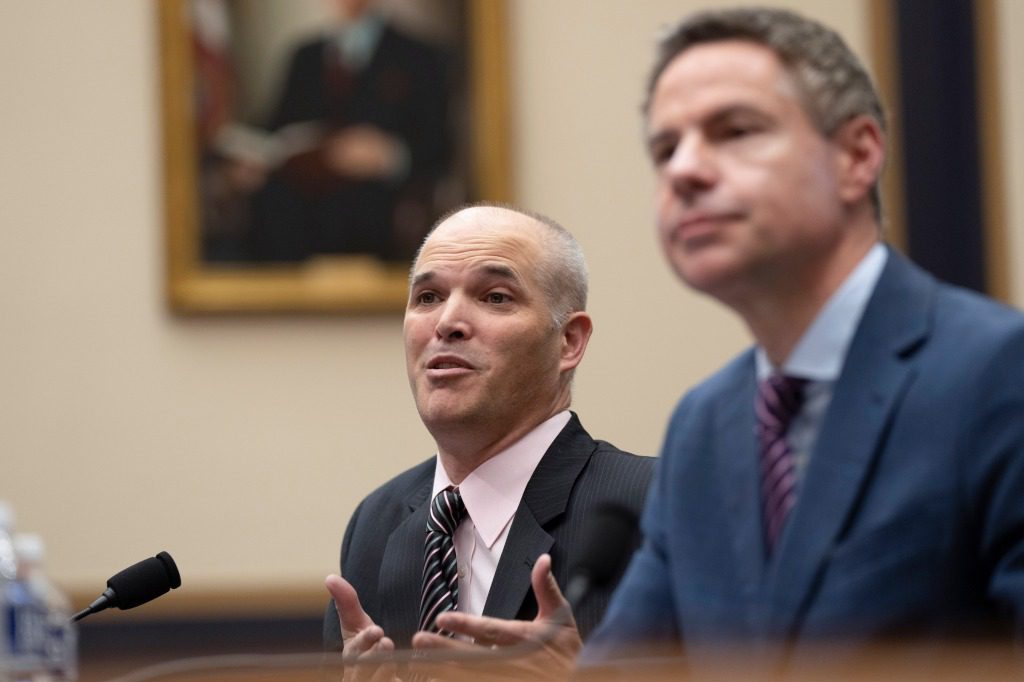 Matt Taibbi, links, met Michael Schellenberger, getuigend voor de House Select Subcommissie op Capitol Hill 
