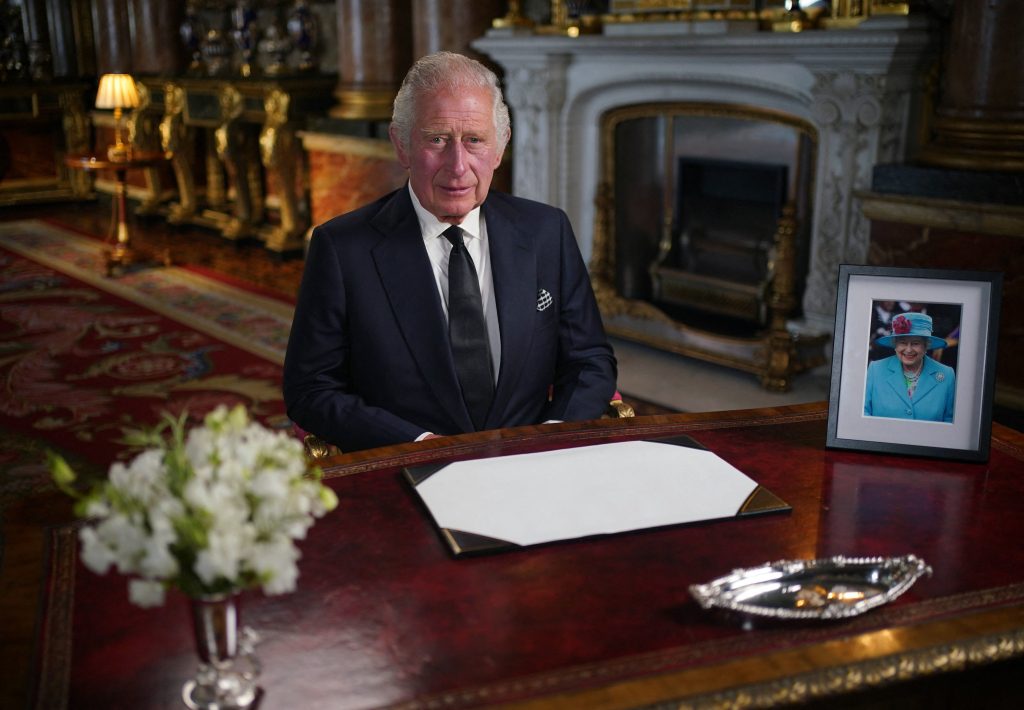 Koning Charles III zit in het paleis