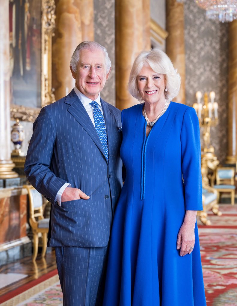 Charles en Camilla in het paleis, allemaal in het blauw gekleed