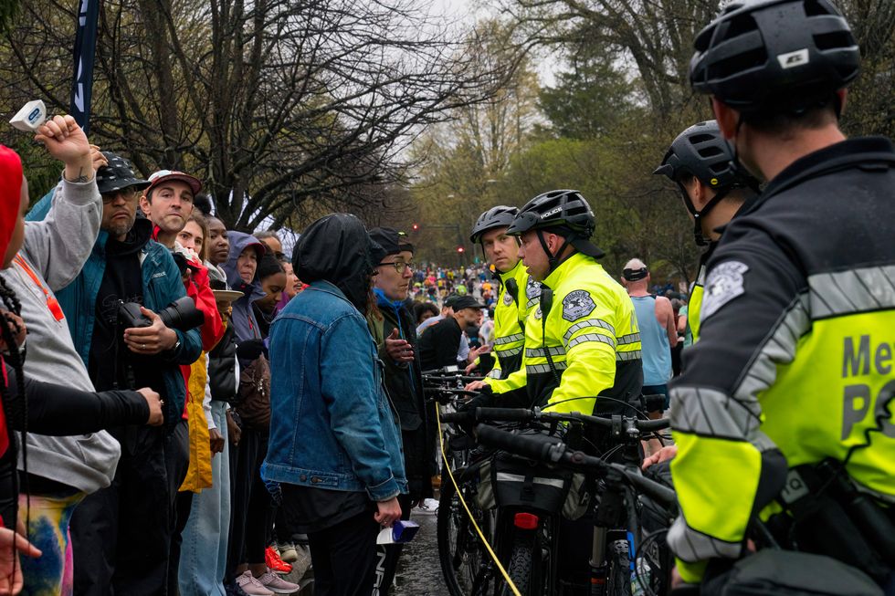De politie van Boston houdt een groep fans aan tijdens de Boston Marathon van 2023