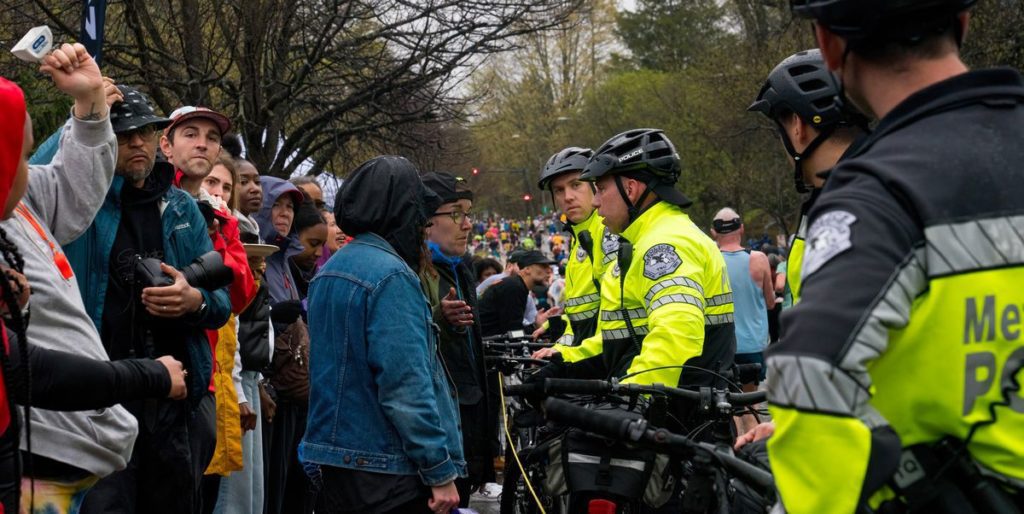 Zwarte toeschouwers zeggen dat de politie het cheerdistrict van de Boston Marathon heeft aangevallen