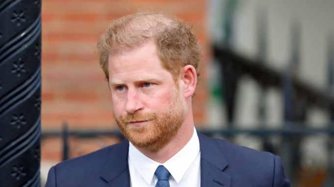 Prins Harry zal niet bij de koninklijke familie zitten bij de kroning van Charles, meldt Rob