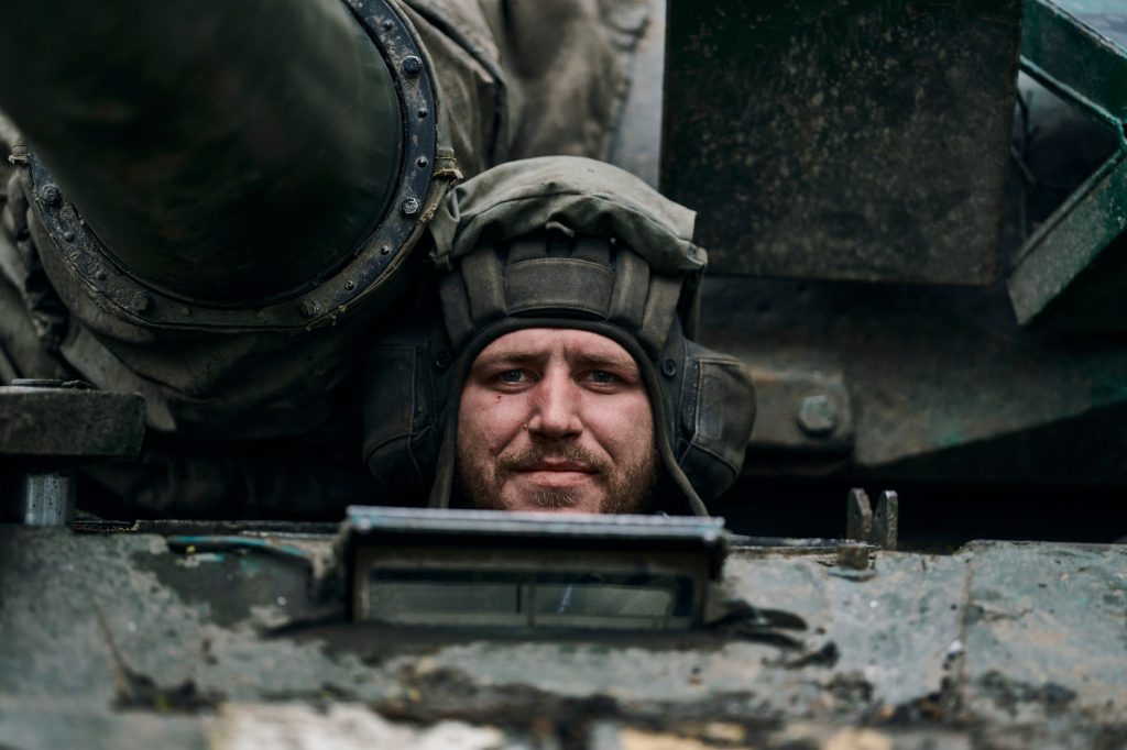 Een Oekraïense soldaat kijkt uit vanuit een tank op de frontlinie in Pakhmut, regio Donetsk, Oekraïne, zondag 23 april 2023.