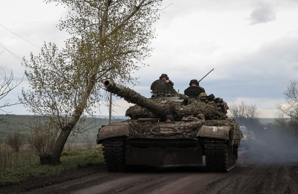 Oekraïense soldaten rijden op een tank over een weg in de stad Chasev Yar, te midden van een Russisch offensief in Oekraïne, nabij een frontlinie in de regio Donetsk, Oekraïne op 22 april 2023.