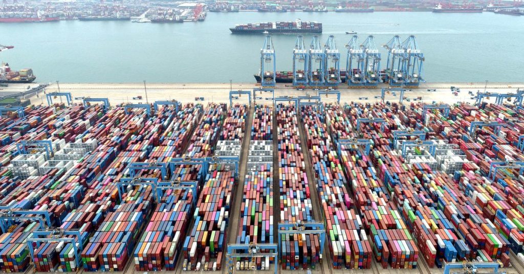 China's export stijgt onverwacht, maar economen waarschuwen voor zwakte in het verschiet