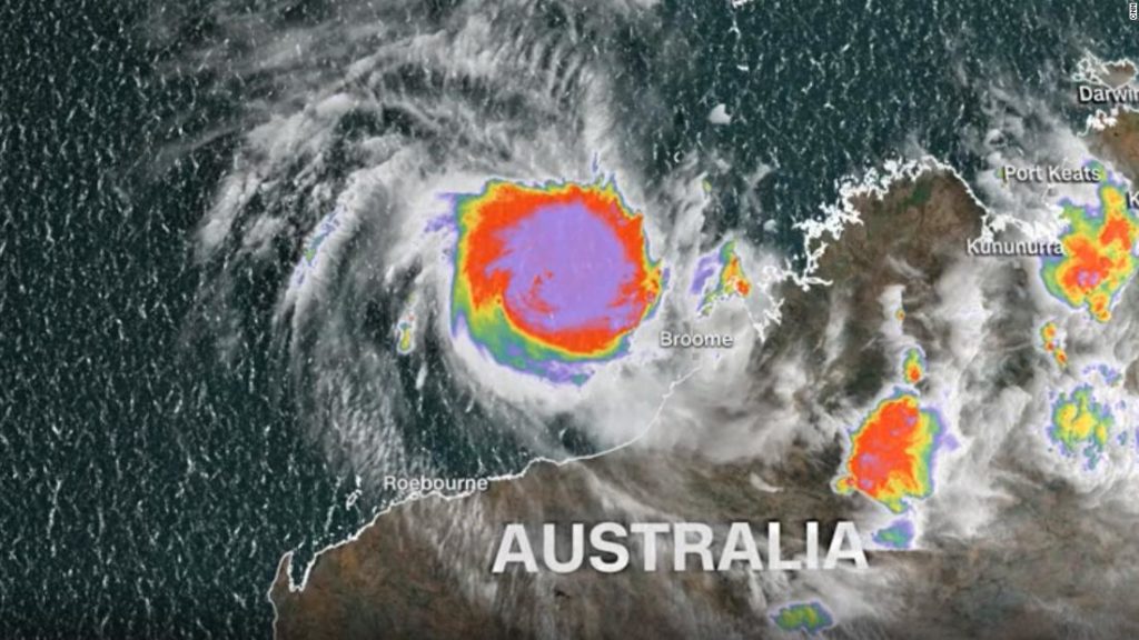 Cycloon Elsa wordt snel heviger terwijl hij aan land komt in West-Australië