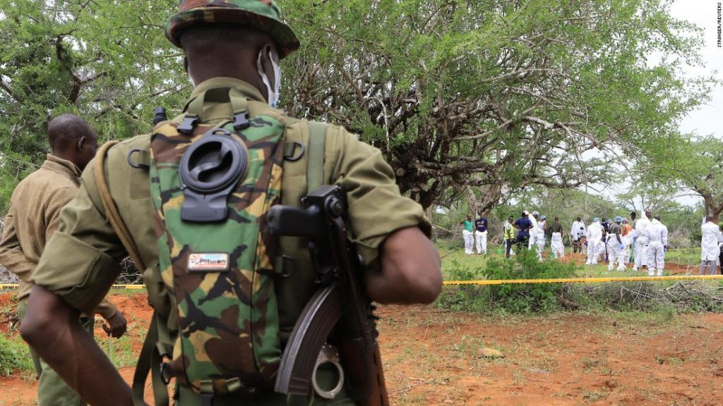 De Keniaanse politie begint met het opgraven van de overblijfselen van de graven van vermoedelijke christelijke sektes