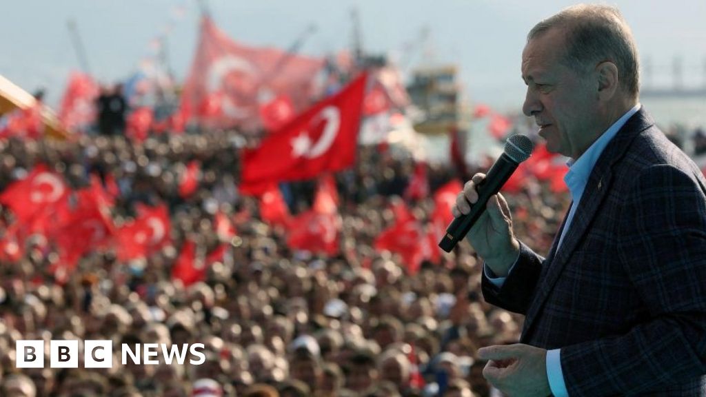 De Turkse president Erdogan is teruggekeerd naar het campagnespoor nadat hij ziek was geworden