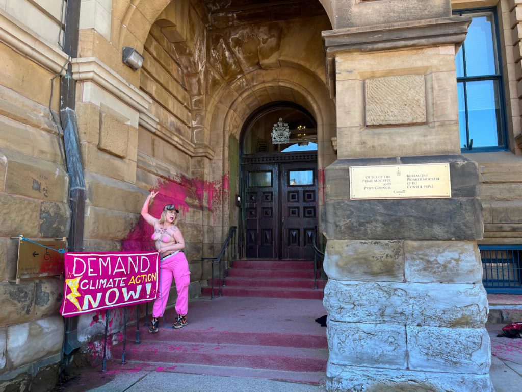 Een topless demonstrant gooit roze verf naar het kantoor van de premier in Ottawa: de groep
