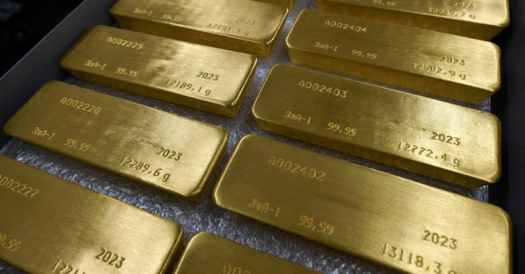 Goud trekt zich terug op basis van sterke Amerikaanse cijfers, maar houdt bijna $2.000 vast