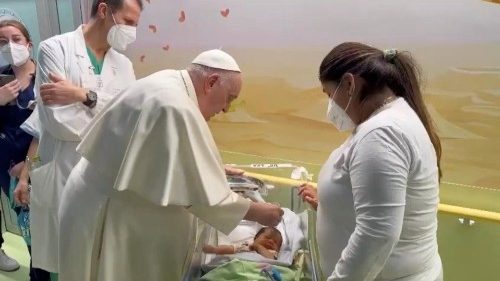 Paus voelt zich beter, bezoekt de kleine patiëntjes en doopt de baby in het ziekenhuis 