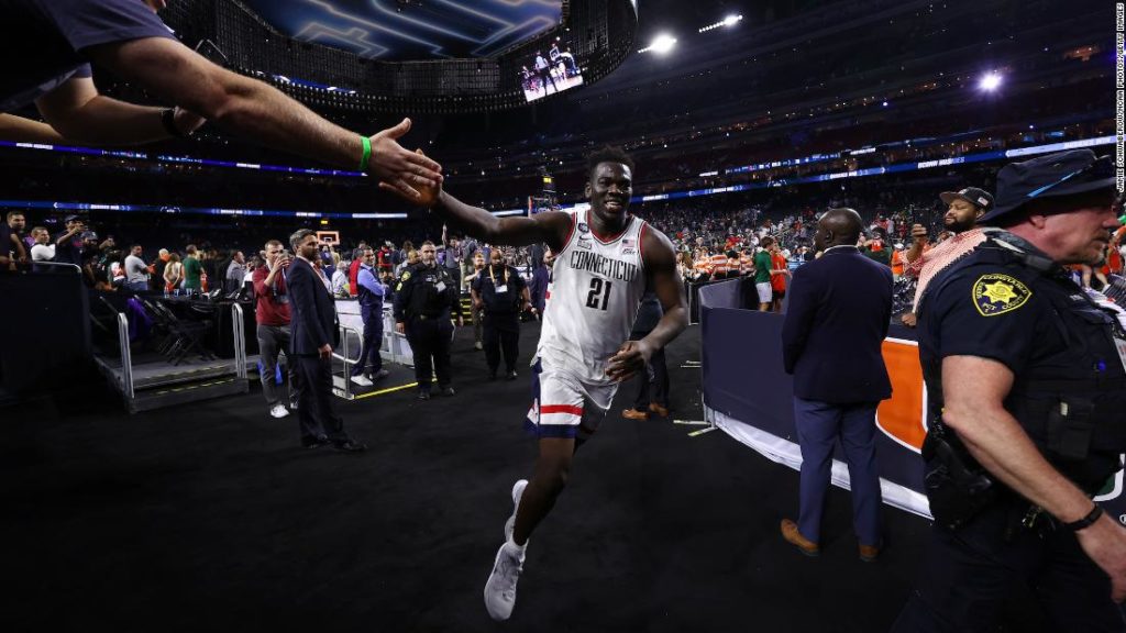 UConn verslaat Miami om door te gaan naar het NCAA Men's Basketball Championship-titelspel