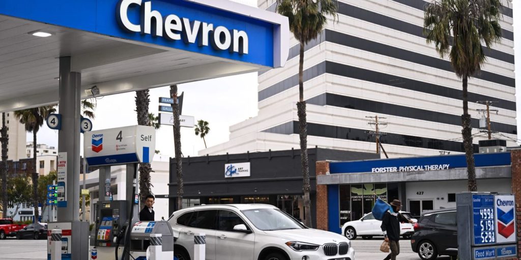 Voorspellingen van het winnen van Chevron en Exxon.  De daling van de olieprijs blijft pijn doen.