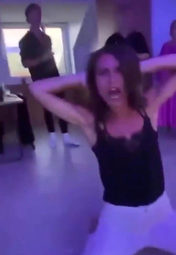 Sana Marin danst in de gelekte video.