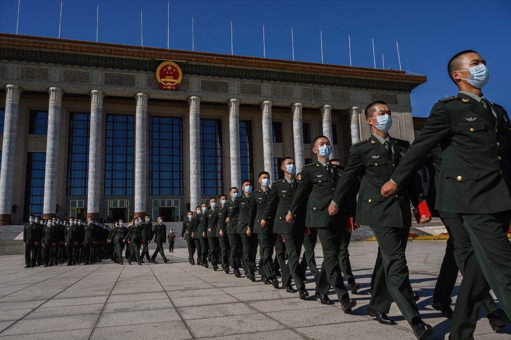 Chinese soldaten van het Chinese Volksbevrijdingsleger tijdens een ceremonie in Peking in 2020.