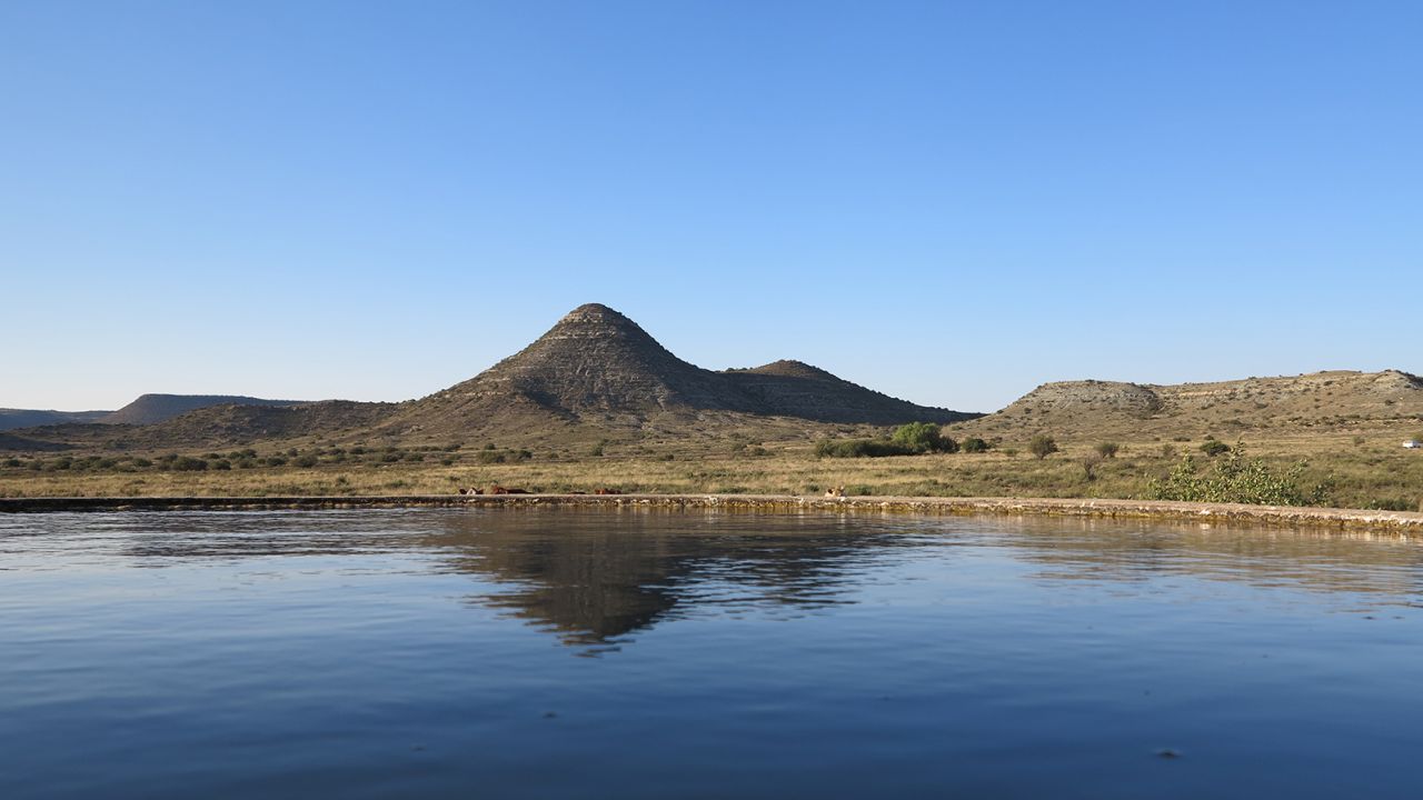 Veld waar Inostrancevia werd gevonden (een boerderij genaamd Nooitgedacht in de provincie Vrijstaat in het Karoo-bekken van Zuid-Afrika).