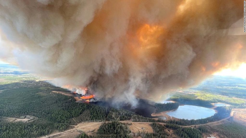 Bosbranden in Alberta: meer dan 13.000 mensen zijn geëvacueerd in het westen van Canada terwijl branden in de regio woeden te midden van warm weer en harde wind