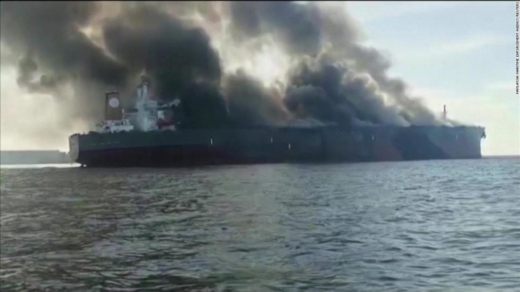 Een olietanker vloog in brand voor de Maleisische kust, waarbij drie bemanningsleden vermist werden