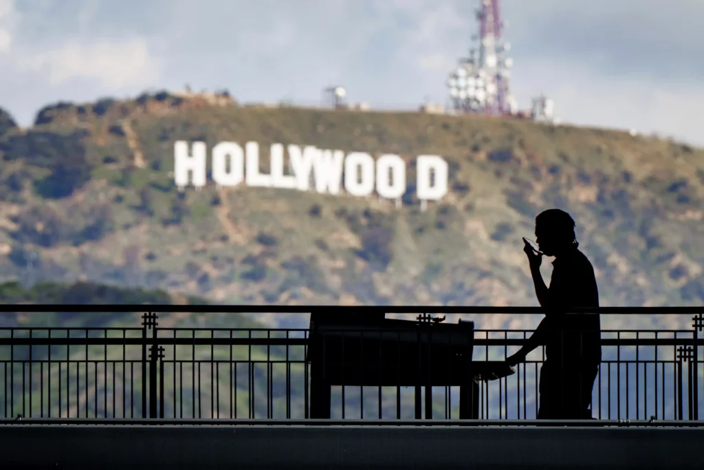 Hollywood-schrijvers beginnen te staken en nachtshows verdwijnen