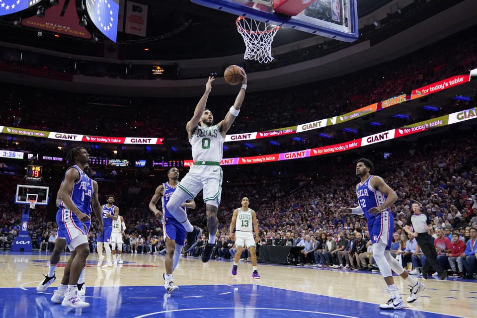 Boston Celtics & # 39;  Jason Tatum (0) schiet tegen de Philadelphia 76ers tijdens de eerste helft van Game 6 van de Eastern Conference Playoffs Semifinals, donderdag 11 mei 2023, in Philadelphia.  (AP Foto/Matt Slocum)