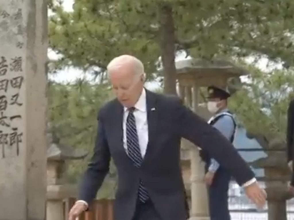 Joe Biden struikelt terwijl hij de trap afkomt op de G7-top in Japan