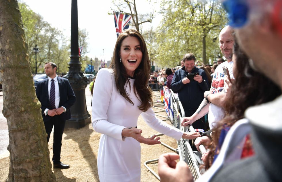 Kate Middleton portait deux belles robes à la veille du sacre