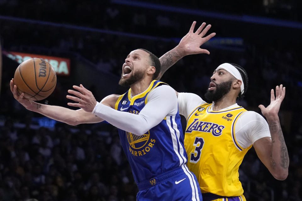 Golden State Warriors-bewaker Stephen Curry schiet terwijl Los Angeles Lakers-aanvaller Anthony Davis verdedigt tijdens Game 4 van de Western Conference Semifinal Series op 8 mei 2023 in Los Angeles.  (AP Foto/Marcio Jose Sanchez)