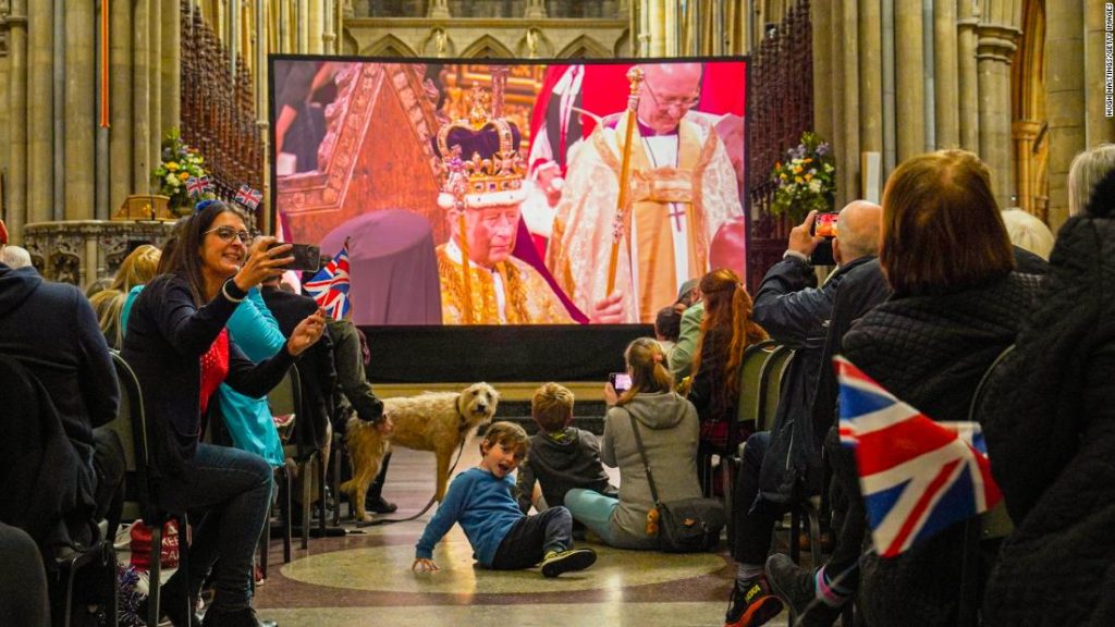 Minder Britten besteedden aandacht aan de kroning van koning Charles dan aan de begrafenis van de koningin