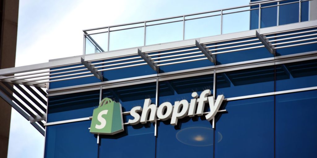 Shopify plotselinge winststijgingen, plannen om 20% van het personeel te schrappen, de verkoop van logistieke activiteiten