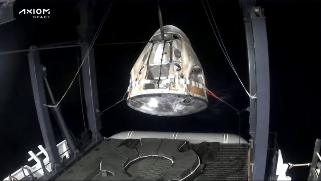 SpaceX Dragon-capsule met privé Ax-2-astronauten spat voor de kust van Florida (VIDEO)