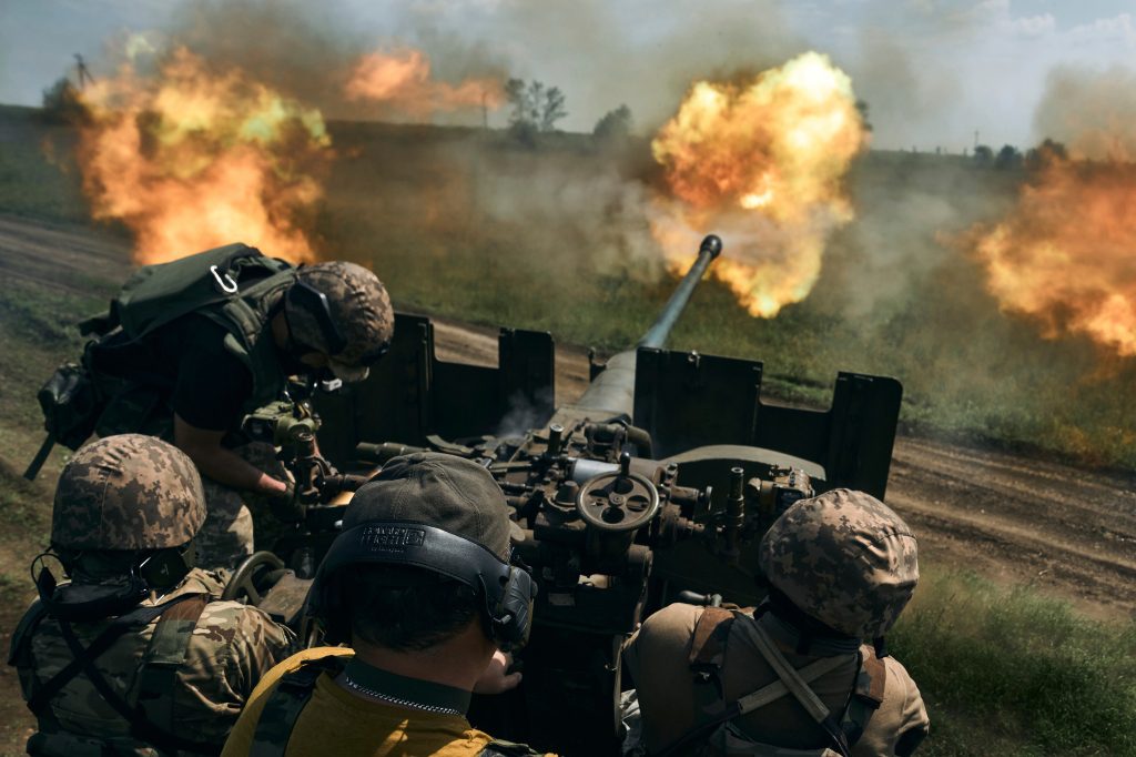 Oekraïense soldaten vuren een kanon af in de buurt van Bakhmut.