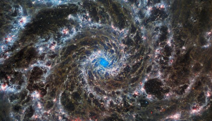 De blauwe kern van het Phantom Galaxy gezien met de Webb-telescoop.