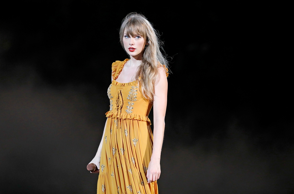 Taylor Swift slikt een insect in tijdens een show in Chicago - Billboard
