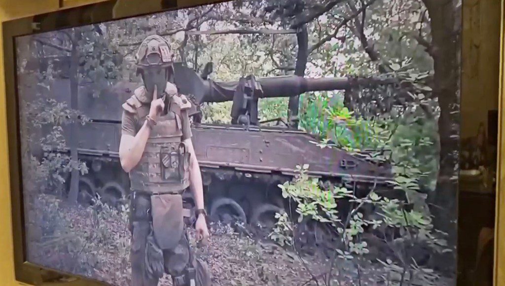 Een video die zondag door hackers op televisie is uitgezonden in de bezette Krim, toont een gemaskerde Oekraïense soldaat die zijn vinger tegen zijn lippen houdt. 