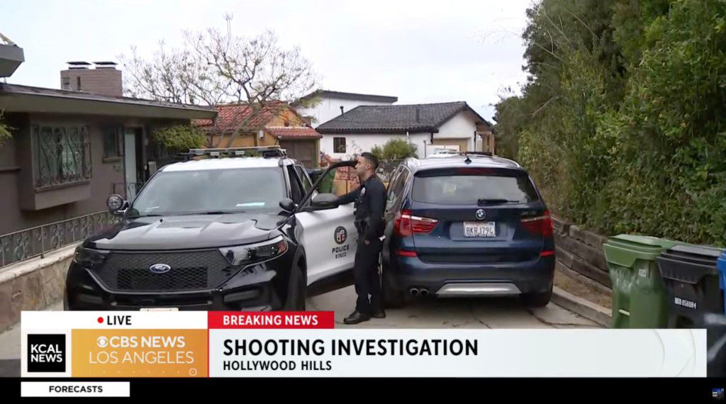 Politie en rechercheurs staan ​​geparkeerd naast het huis waar Emil Lehzel stierf. 