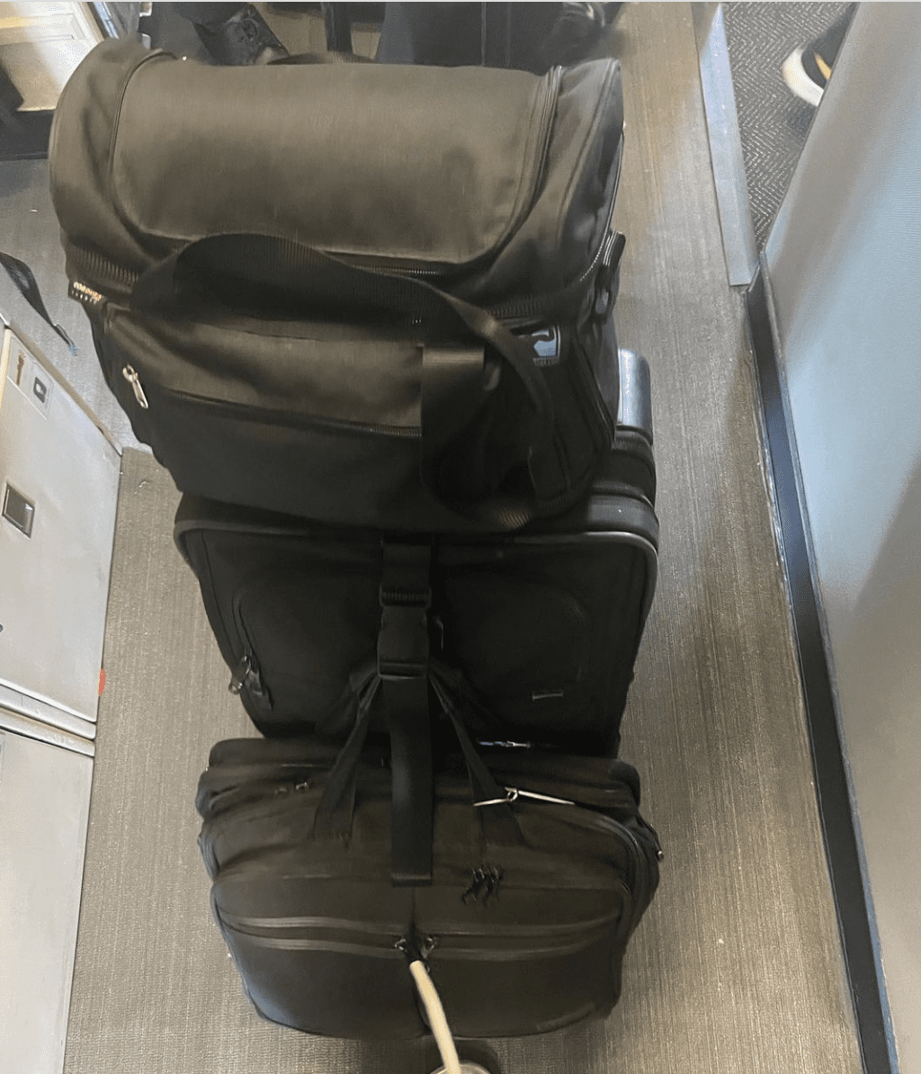 Wayans plaatste later een foto van een andere persoon die meerdere handbagagetassen bij zich had die hij gemakkelijk op de vlucht klom.