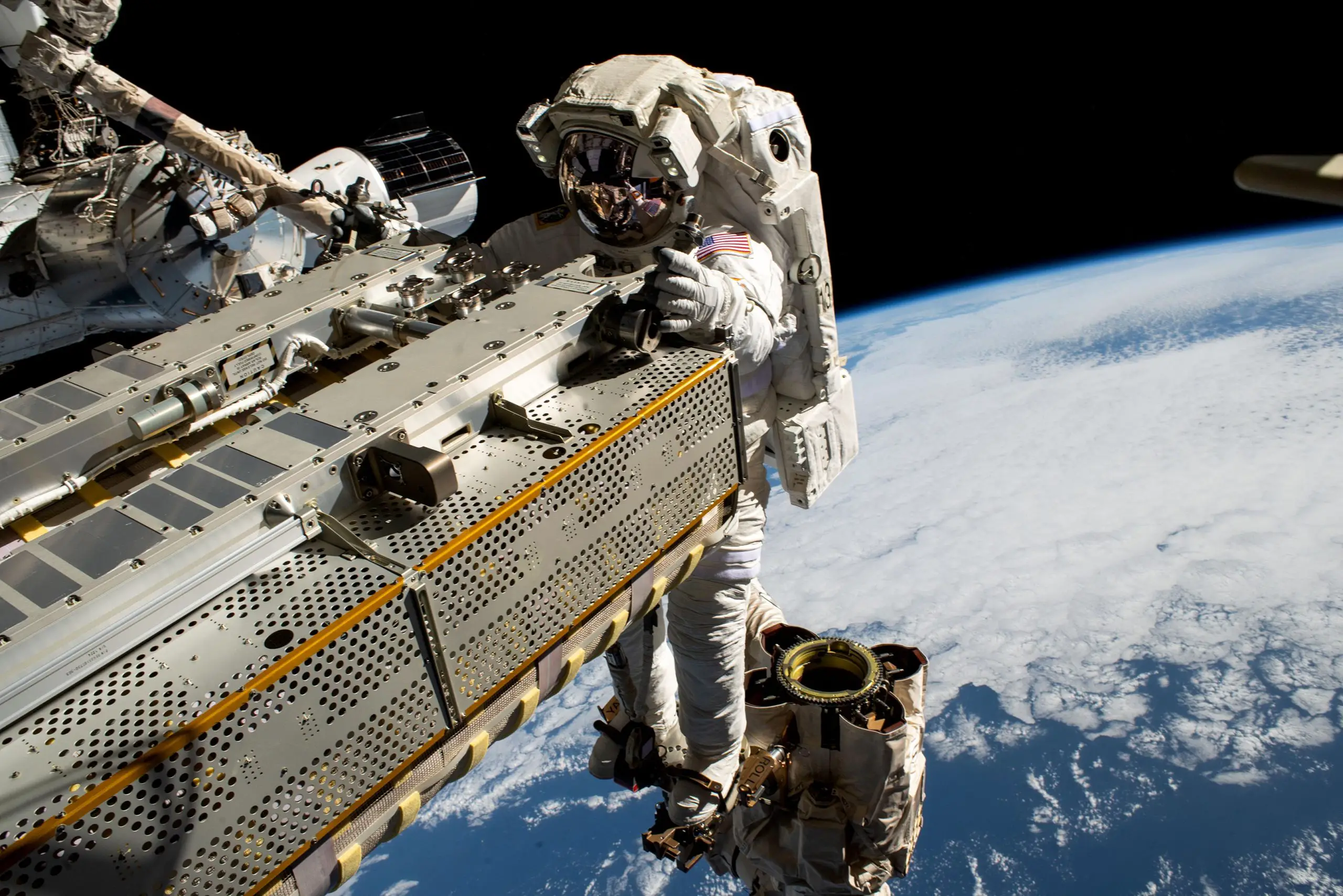 Astronauten voltooien de installatie van het opvouwbare zonnepaneel tijdens een recordbrekende ruimtewandeling