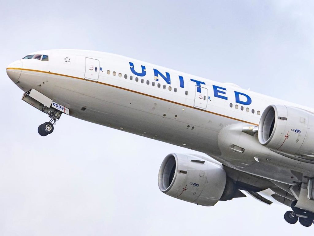In 1990 kocht Tom Stoker een levenslang ticket van United Airlines voor $ 290.000.  Hij heeft sindsdien 23 miljoen mijl afgelegd en noemde de aankoop "de beste investering" van zijn leven.