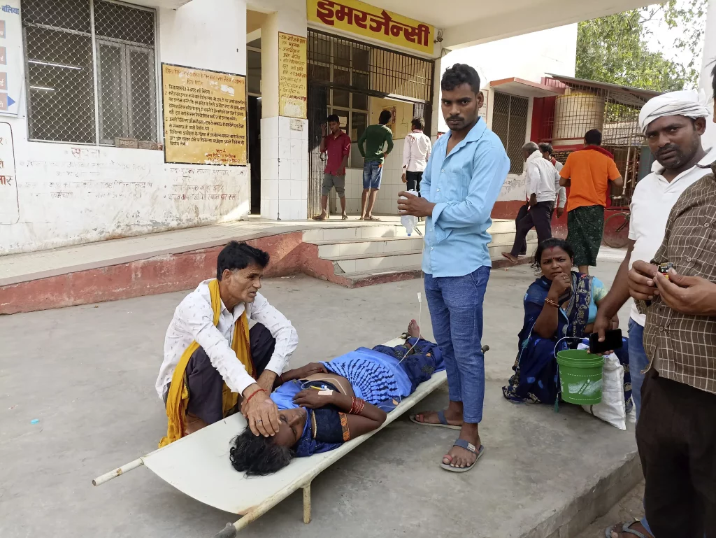 Bijna 100 doden zijn gevallen toen India in twee van zijn dichtstbevolkte staten een zinderende hittegolf bestrijdt.