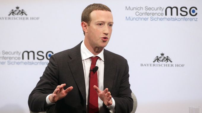 MÜNCHEN, DUITSLAND - FEBRUARI 15: Facebook-oprichter en CEO Mark Zuckerberg spreekt tijdens een paneldiscussie op de 2020 Munich Security Conference (MSC) op 15 februari 2020 in München, Duitsland.  De jaarlijkse conferentie brengt politieke, veiligheids- en bedrijfsleiders uit de hele wereld samen om urgente kwesties te bespreken, waaronder dit jaar klimaatverandering, de toezegging van de VS aan de NAVO en de verspreiding van desinformatiecampagnes.  (Foto door Johannes Simon/Getty Images)