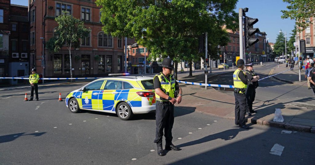 De Britse politie zegt dat er een man is gearresteerd voor een schijnbaar drievoudige moord in Nottingham