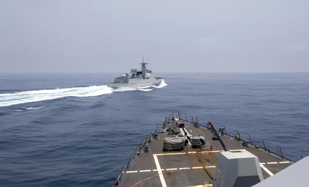 De Verenigde Staten publiceren een video waarin nauw contact te zien is met een Chinese torpedobootjager in de Straat van Taiwan
