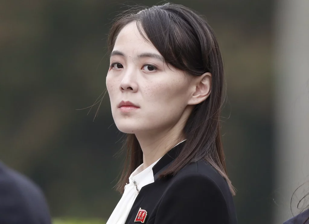 De zus van de Noord-Koreaanse leider belooft een tweede poging om spionagesatelliet te lanceren en bekritiseert de VN-bijeenkomst