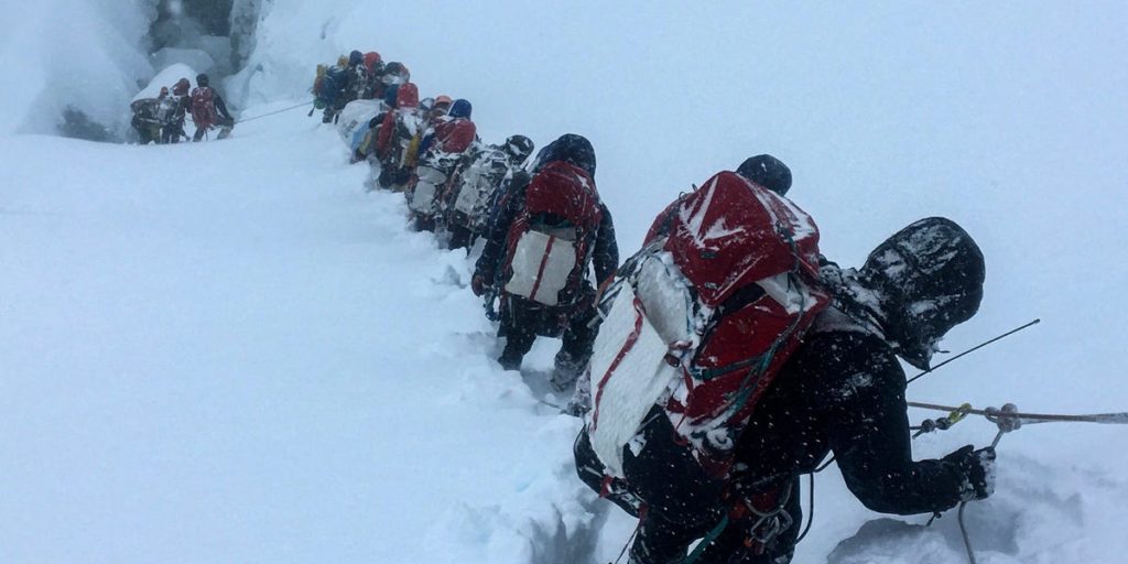 Geredde Mount Everest-beklimmer geconfronteerd met terugslag voor het beledigen van zijn redder