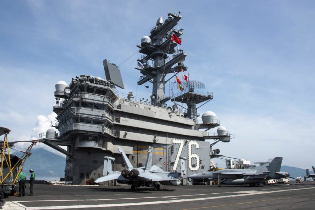 Het Amerikaanse vliegdekschip bezoekt de haven van Da Nang terwijl Amerika de betrekkingen met Vietnam wil versterken